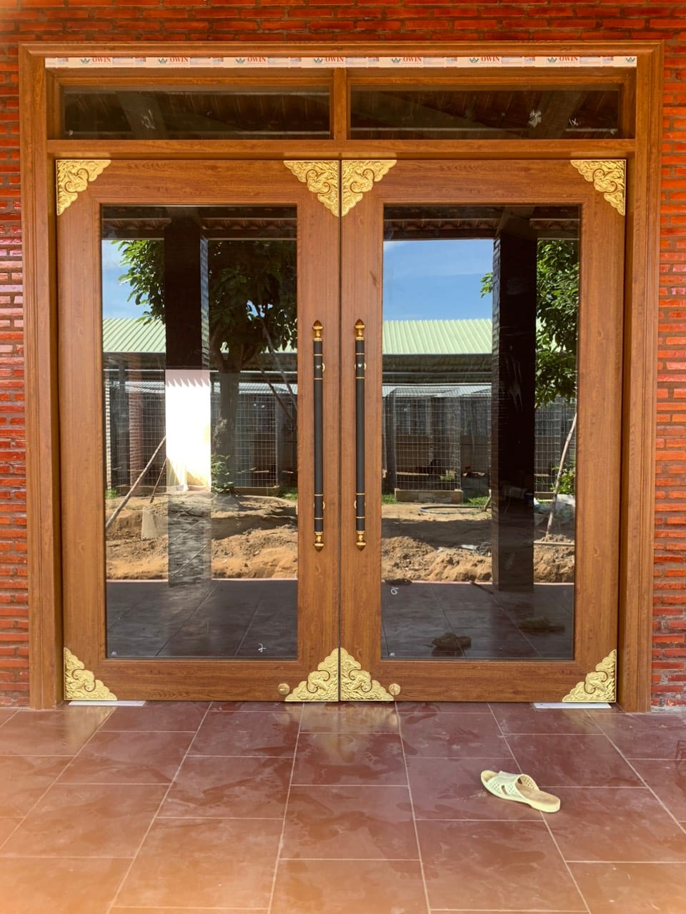 mẫu cửa showroom khung nhôm kính hiện đại