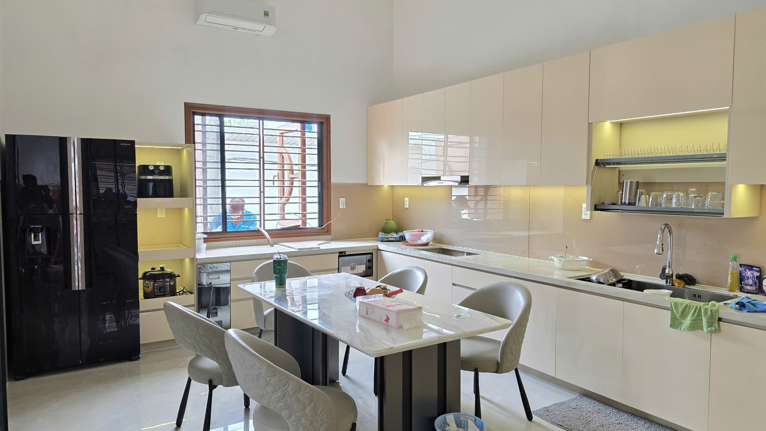 Thiết kế tủ bếp nhôm kính thông minh tối ưu không gian nhà phố