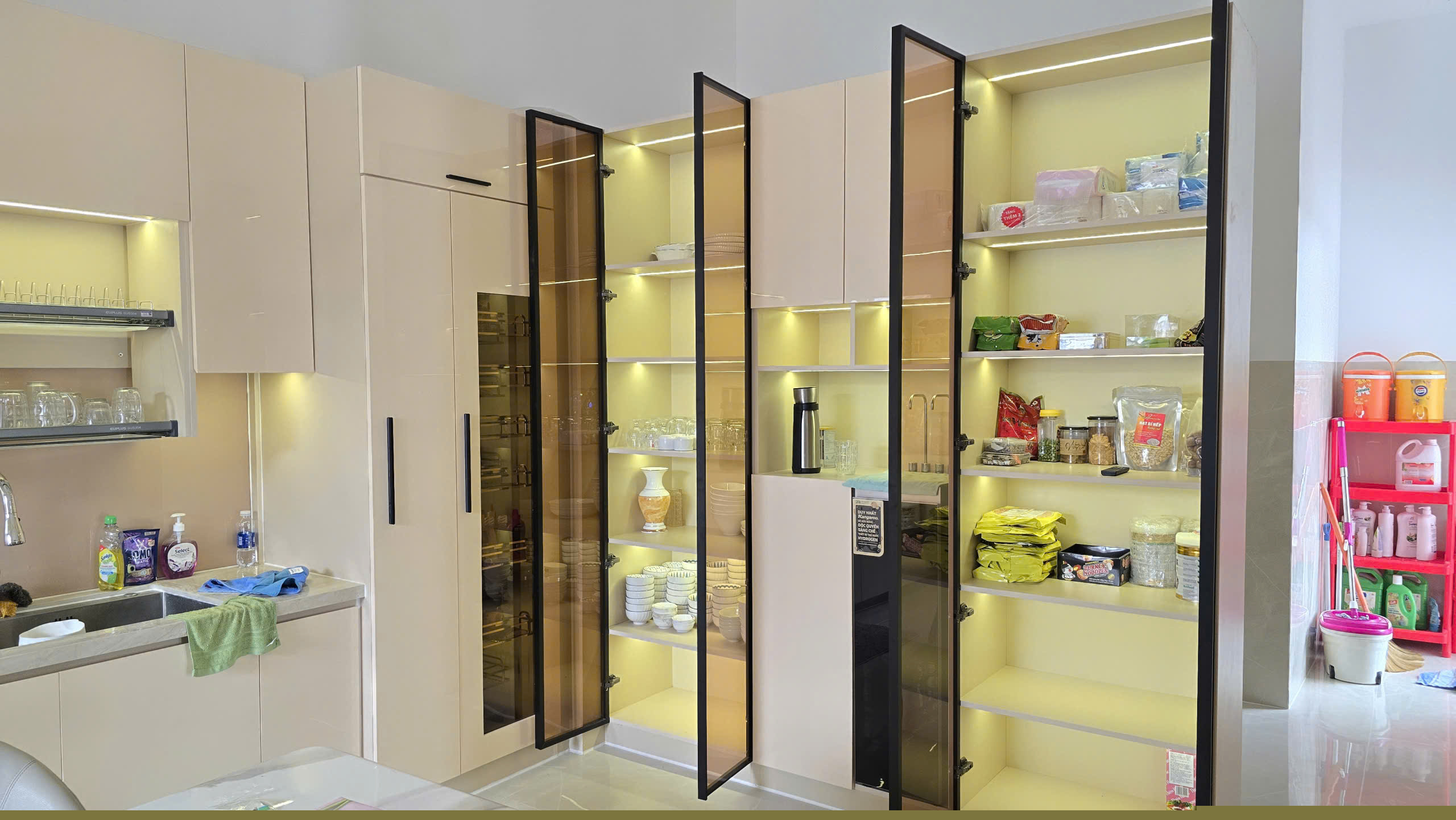 Tủ bếp nhôm kính màu kem kết hợp tủ trưng bày tại Rạch Giá