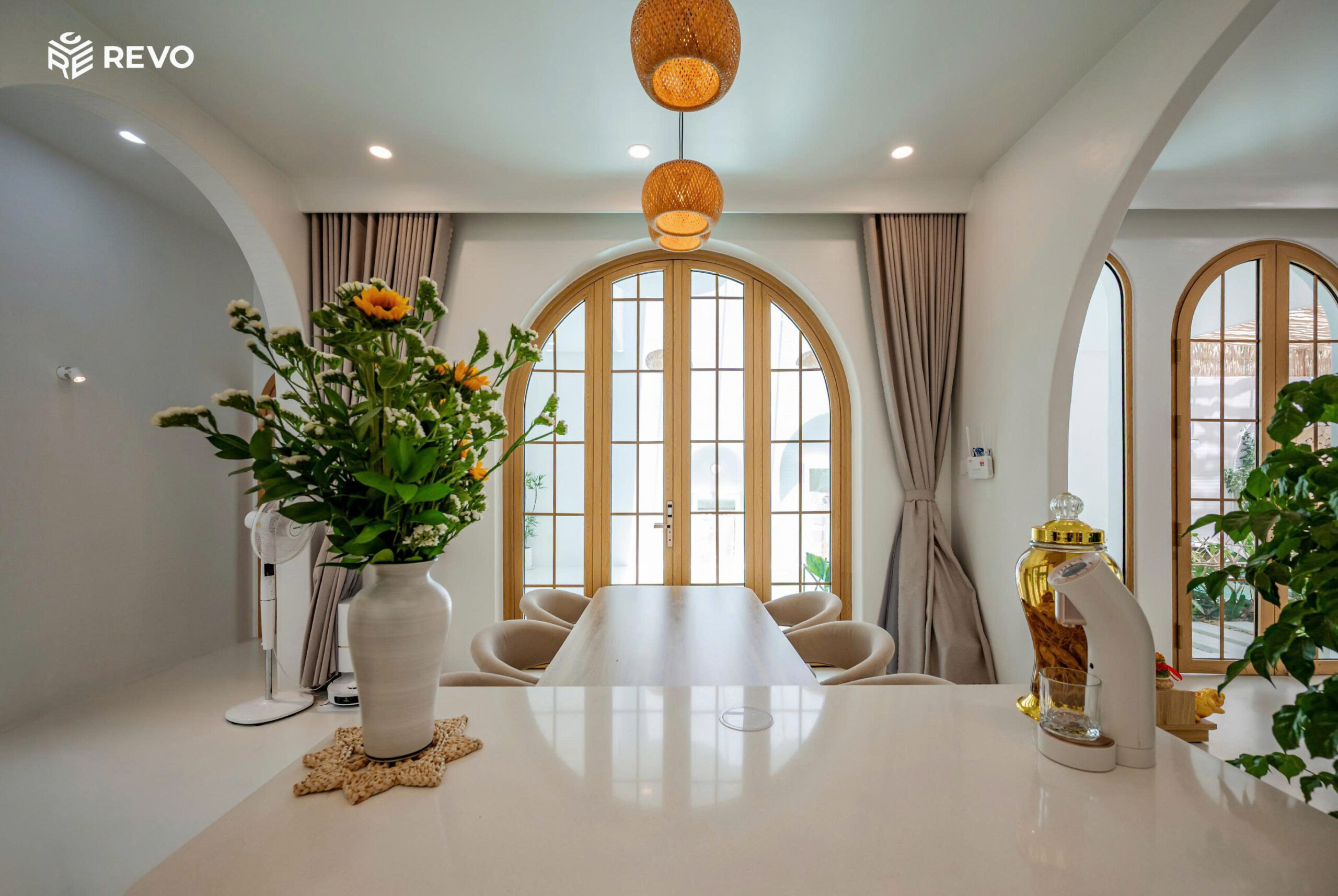 Hệ cửa nhôm kính màu gỗ cho khu vực bếp và phòng ăn