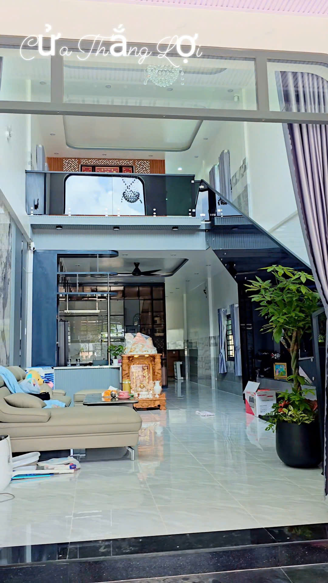 lan can cầu thang kính xám khói nhà phố