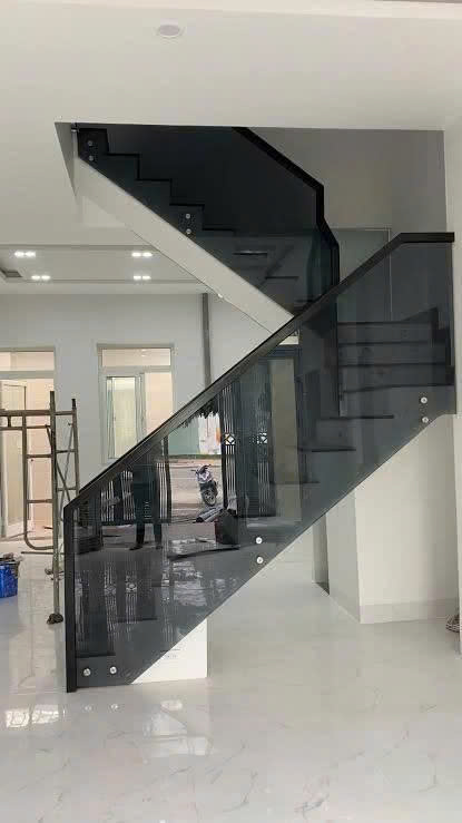 thi công hoàn thiên lan can cầu thang kính tại Rạch Giá