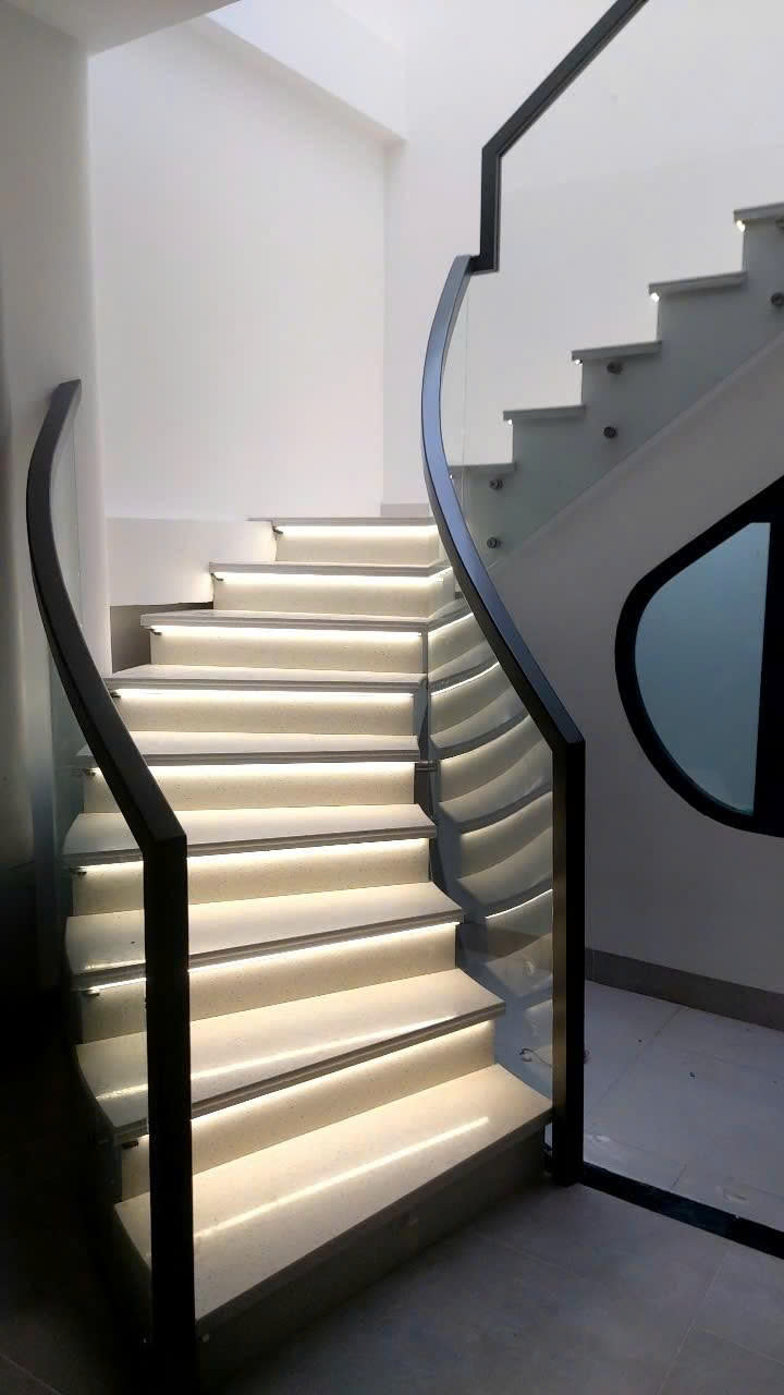 mẫu lan can cầu thang kính đẹp hiện đại