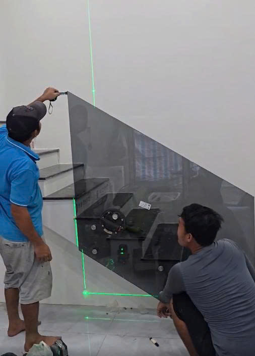 lắp đặt lan can cầu thang kính thực tế