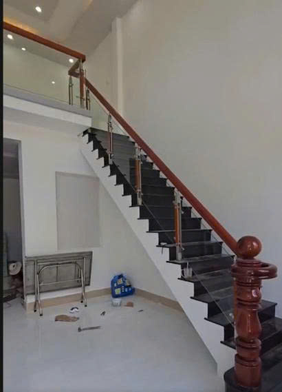 lan can cầu thang kính trắng tay vịn gỗ